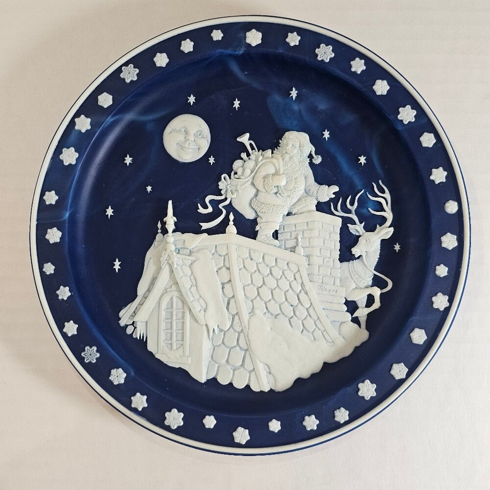 Incolay Studios Navy Blue/White Resin Christmas Plate Up On The Rooftop, 1992